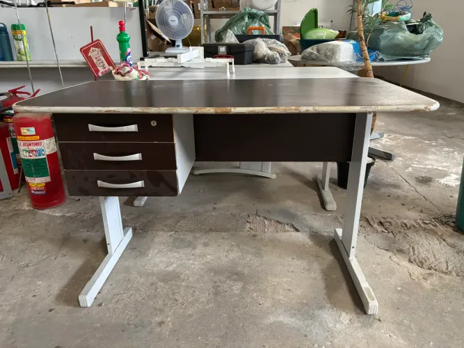 Mesa para escritório com três gavetas