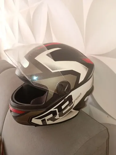 Capacete top