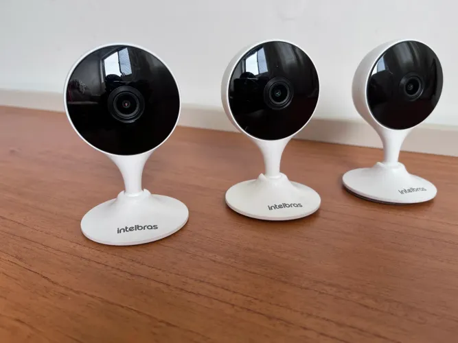 3 (três) unidades de Câmera de Segurança Inteligente Intelbras iM3 C Branca
