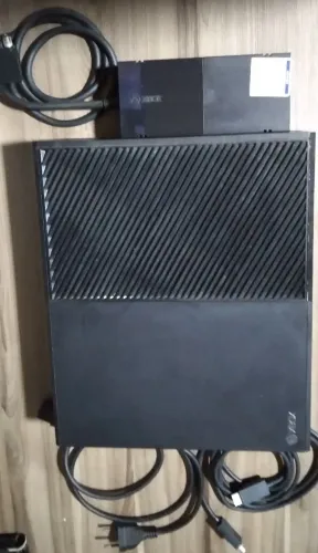 Vende se xbox one com cabos e jogos em excelente estado sem controle