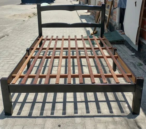Cama de casal de madeira