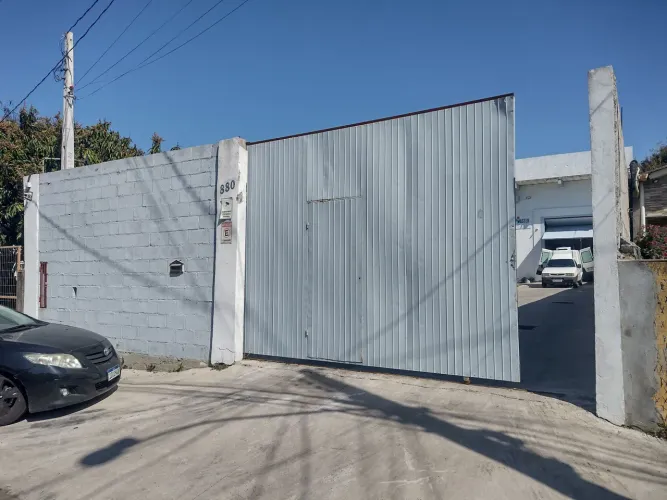 Pavilhão para depósito ou distribuidora, contém 2 contêineres 40 pés e uma Câmara fria