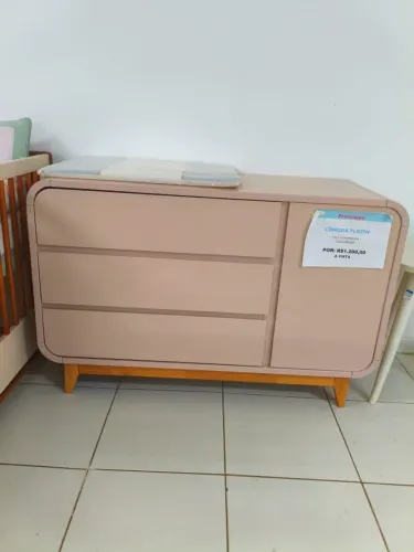 Cômoda em MDF com pés de madeira,na cor rose!
