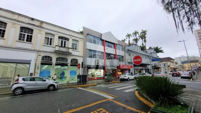 Sala comercial localizada no Centro de Joinville contendo 02 salas e lavabo.