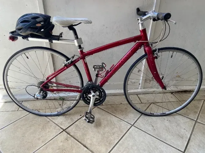 Bicicleta Specialized mod. Sirrus c/bagageiro 8 marchas cambio shimano sora v brakes selin