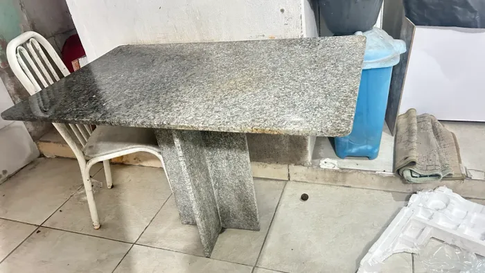 Mesa toda de granito