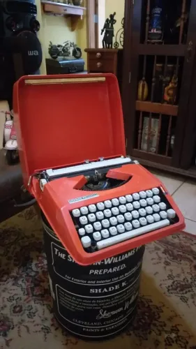 Máquina de datilografia decoração hobbies vermelha