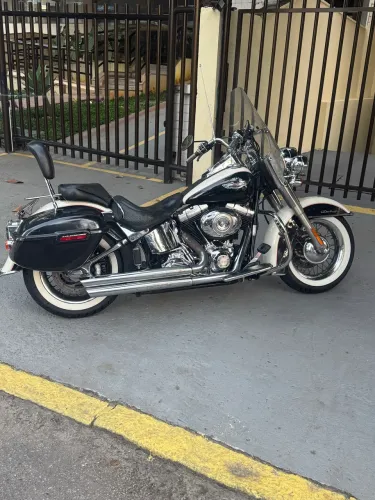 Harley Davidson Softail Deluxe 2011 Branca e Preta