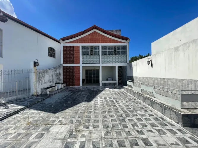 Casa a venda 432m2 Excelente Oportunidade na Rua Nestor Ribeiro, Centro - Jequié - BA