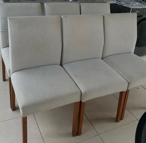 Vendo 6 cadeiras para mesa de jantar precisando de concerto em 3 delas. 