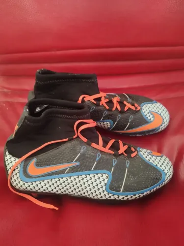 Chuteira Nike estilo botinha N42
