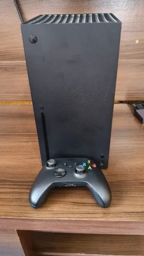 Xbox Séries X com joystick