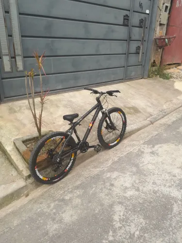 Troco bike ou faço rolo ,pneu seminovo,banco Brutus, , câmbio shimano novo aro 26 
