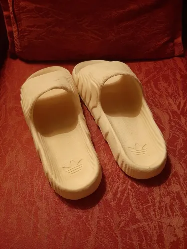 Chinelo Adidas Adilette 22 bege - Conforto Anatômico e Visual Moderno<br><br>