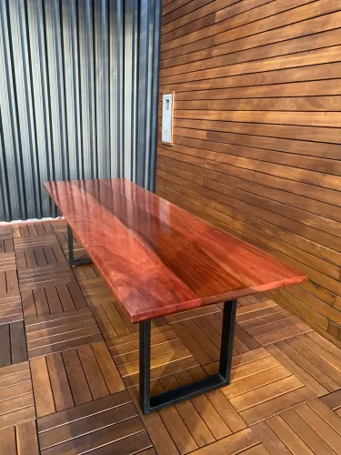 Mesa de madeira no estilo industrial