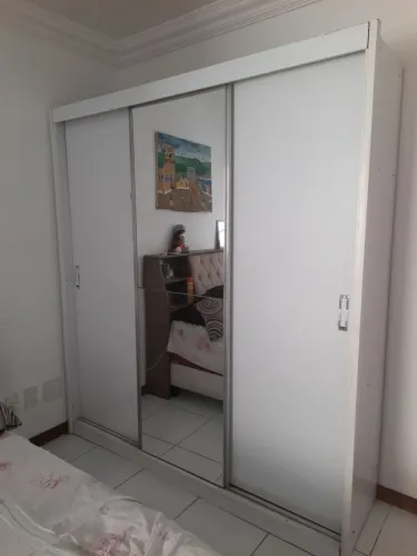 Vendo guarda roupas novo pouco uso casal madesa 3 portas de correr espelho central.