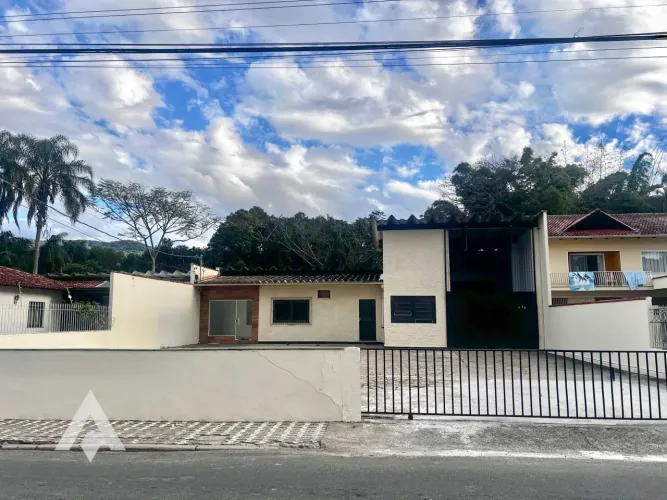 Galpão de 1.090m² para locação por R$ 12.000,00 - Bairro Velha - Blumenau-SC.