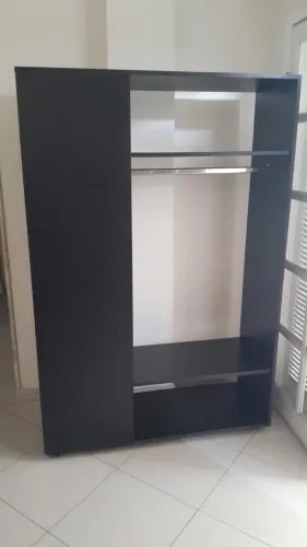 armário closet preto em MDF com rodízio e prateleiras Tok Stok.