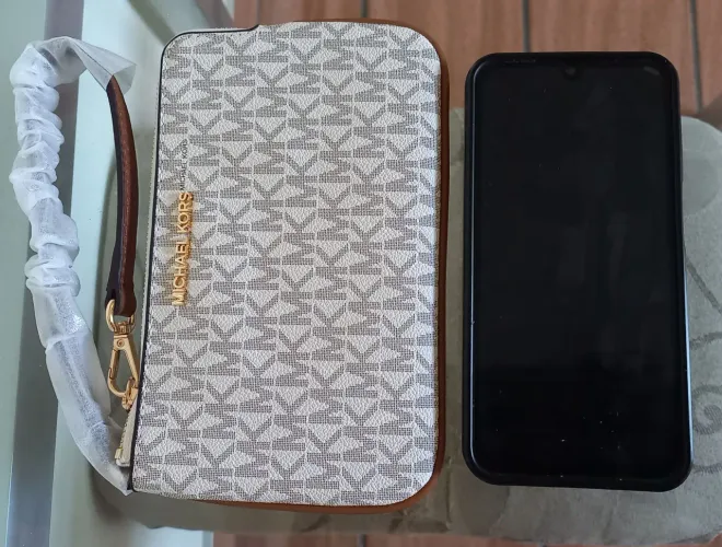 Bolsa michael kors clutch monograma
