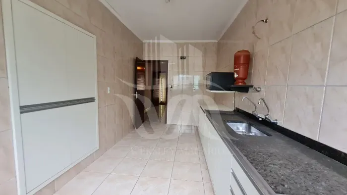 Casa de 3 dormitórios com edícula, cozinha planejada e sala dois ambientes. 200m² - Jardim
