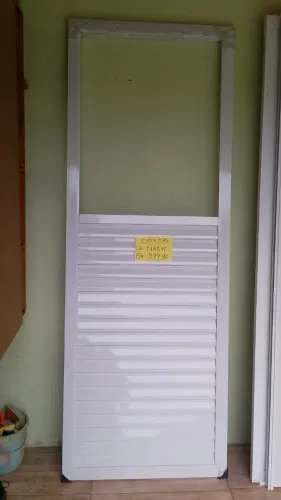 Porta de Giro em Alumínio Branco Fechamento Parcial em Lambri Med. 2,10 x 0,80