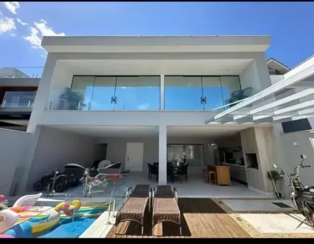 Casa com 4 quartos (sendo 4 suítes), alto padrão, MOBILIADA, piscina, arejada e vagas no R
