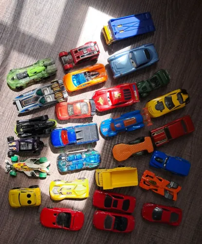 27 CARRINHOS ORIGINAIS DA HOT WHEELS EM PERFEITO ESTADO