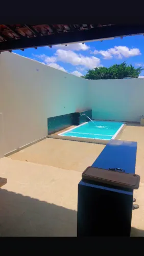 Salão de festa com piscina