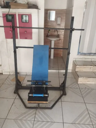 Banco de supino mais uma barra.