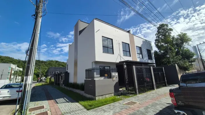 Sobrado Triplex para locação em Balneário Camboriú Residencial Vila Luz BC