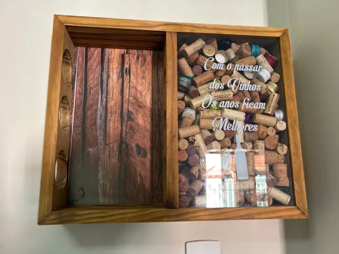 Porta vinhos e rolhas