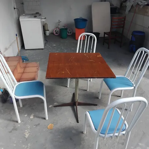 Mesa e 4 cadeiras semi novo