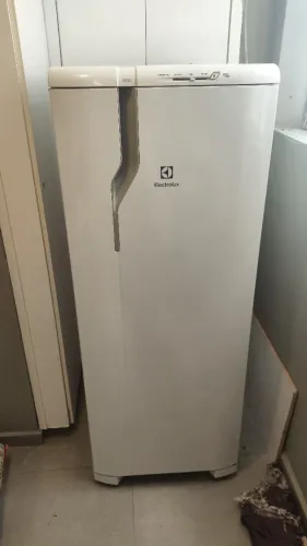 Geladeira Electrolux 240L RE31 Branca - 110V/127V (Funcionando Perfeitamente)