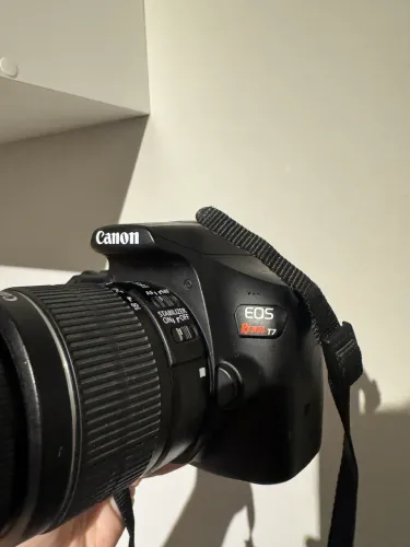 Canon EOS Rebel T7 com lente 18-55mm