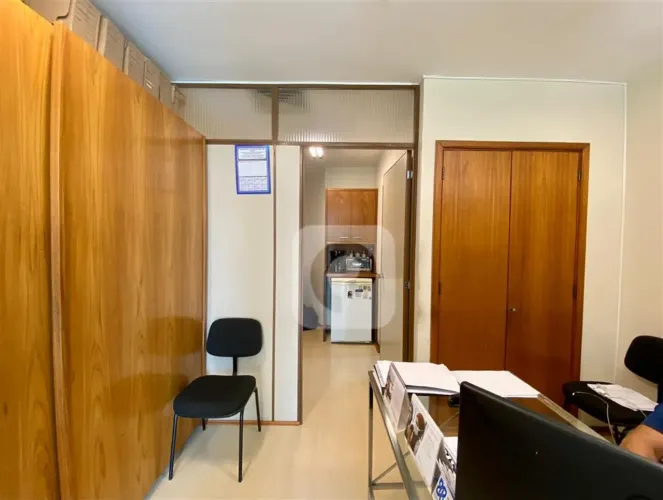 Sala comercial com 27 m² Edifício Blue Chip mobiliada com banheiro à venda na Barra da Tij