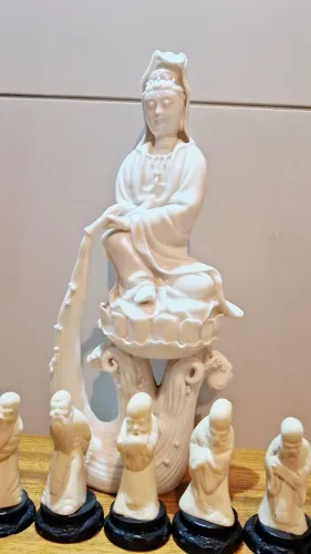 escultura em porcelana de kuan yin (também conhecida como guanyin), a deusa da misericórd
