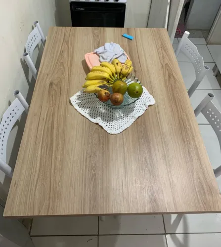 Mesa bem conservada,1 ano de uso,4 cadeiras de ferro perfeitas,400$
