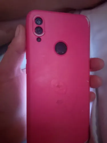Vendo esse celular ele muito bom porém algumas manchas mais interfere nada ótimo 