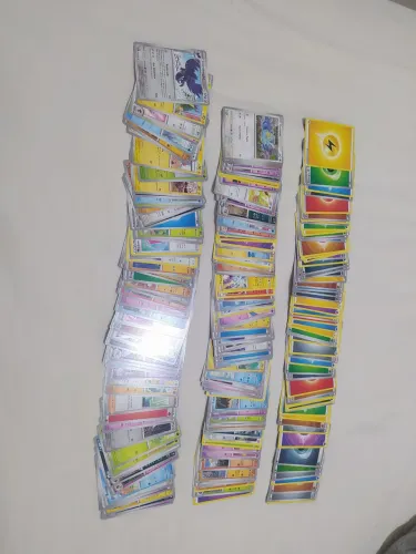 Diversas cartas pokémon comuns