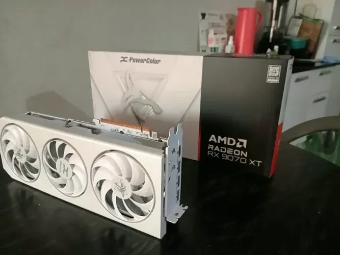  RX 9070 XT 16GB Spectral White (2 meses de uso)