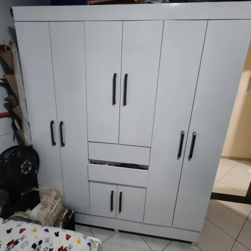 Guarda-roupa branco