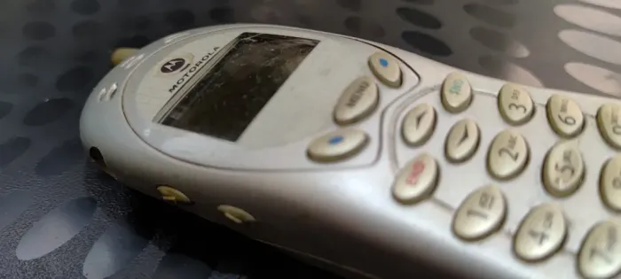 Telefone Motorola do Guga T120 para decoração ou coleção.