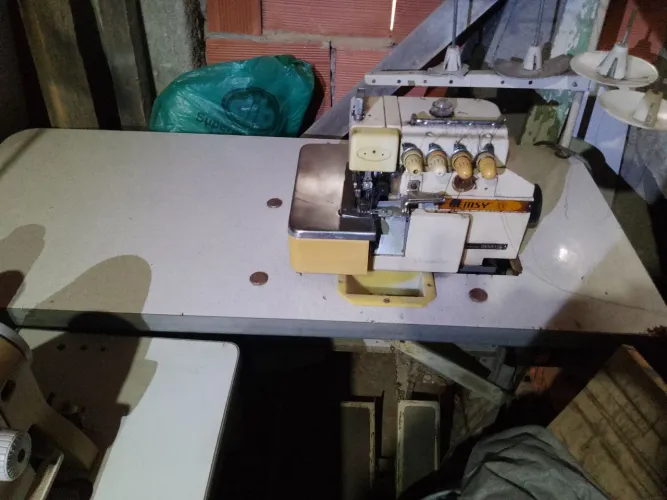 Máquina de costura overloque duas agulhas