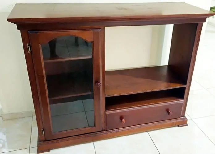 Rack de Mogno Maciço com Cristaleira
