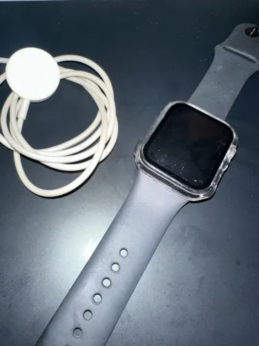 Apple Watch Series 5 usado com carregador