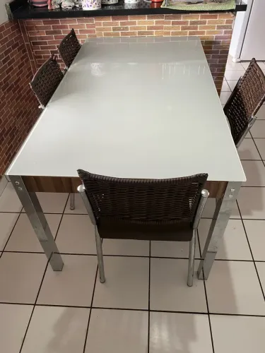 Mesa de Jantar com tampa de Vidro