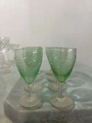     Conjunto vintage de 8 taças de licor em vidro verde