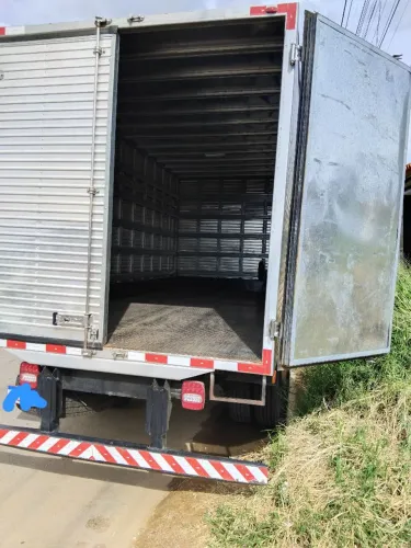 Vendo baú de alumínio para caminhão 3/4 aceito troca em veículo de valor compatível.