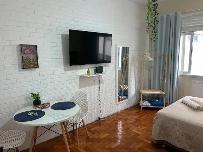 Quitinete no Leme mobiliado, com ar condicionado e Internet a 3 minutos da praia.