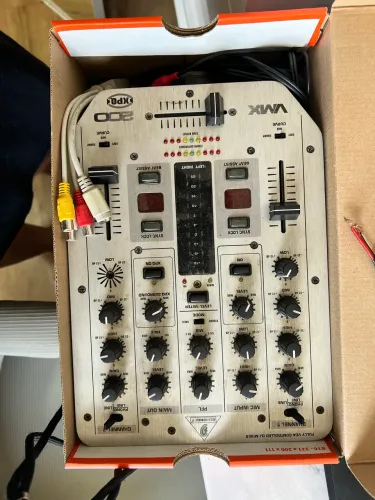 Mixer DJ Behringer VMX200 XPQ - Funcionando
